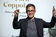 <span style='display:inline-block; background-color:#DF071E; width: 100%;padding:5px;'>Gael García Bernal</span>