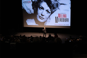 <span style='display:inline-block; background-color:#DF071E; width: 100%;padding:5px;'>Hommage à Melina Mercouri</span>