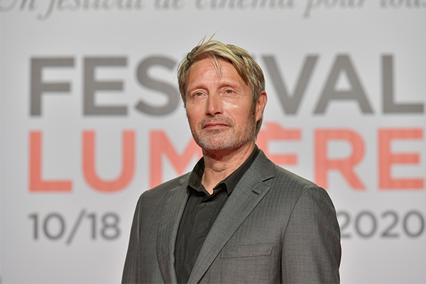 <span style='display:inline-block; background-color:#DF071E; width: 100%;padding:5px;'>Mads Mikkelsen</span>