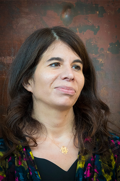 <span style='display:inline-block; background-color:#DF071E; width: 100%;padding:5px;'>Claudia Collao</span>
