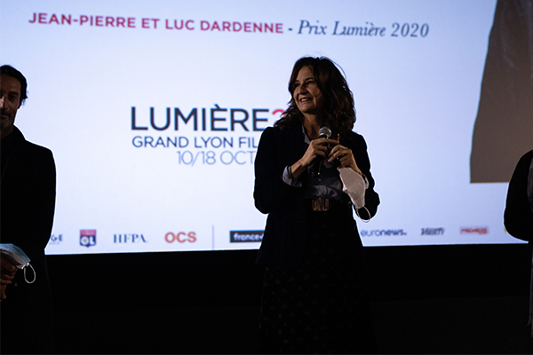 <span style='display:inline-block; background-color:#DF071E; width: 100%;padding:5px;'>Valérie Lemercier</span>